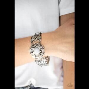 Paparazzi ♥ Avant-VANGUARD - Silver Bracelet